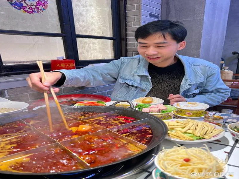 渝媒:李章洙在重庆被球迷请吃火锅,他直接吃的红锅微辣